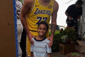 備戰(zhàn)新賽季！東契奇回國(guó)拍攝廣告 身穿湖人77號(hào)和小球迷合影