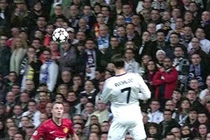 慢動作欣賞C羅面對曼聯(lián)的這粒頭球！膝蓋和埃弗拉的頭部一樣高