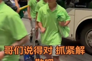 怒其不爭??！實(shí)拍：國安球迷賽后堵在酒店門口怒斥國安眾將表現(xiàn)