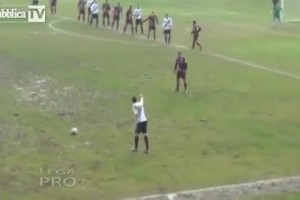 這是足球史上最偉大的鏟球嗎？??