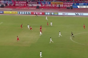 宿遷隊先拔頭籌！中路接隊友傳球，頭球破門