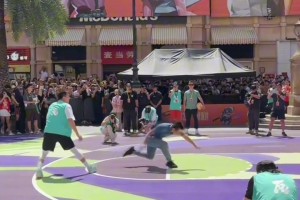 太狠了！郭艾倫此前和徐靜雨1v1，直接晃得徐靜雨飛出去了...??