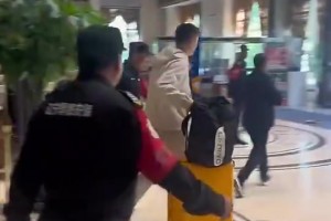 保安過于敬業(yè)，楊鳴無奈了：不用這么攔，這沒人！