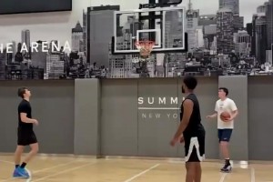 有效果嗎？去年夏天，哈登和胡明軒兩個左撇子一起進(jìn)行訓(xùn)練