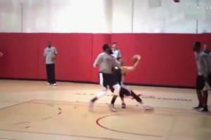 單打哈登！名場(chǎng)面：火箭時(shí)期林書豪隊(duì)內(nèi)訓(xùn)練用腳步晃過哈登！