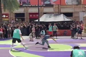 太狠了！郭艾倫一個急停回拉，徐靜雨直接飛了出去....??