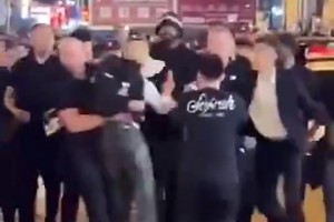 歐文去年在沈陽大街上散步，有個(gè)瘋狂球迷沖上來，被保安集體攔下