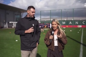 曼聯(lián)的歡迎儀式把拉門(mén)斯往死里打啊，遲到的姆貝莫也一起打??