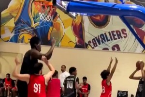 恐怖??！加納巨人索格利站扣隔扣對手！網(wǎng)友調(diào)侃：甚至沒機會墊