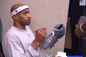 當(dāng)年也是小迷弟！詹姆斯首次進(jìn)全明星時(shí)，讓隊(duì)友在鞋子上簽名留念