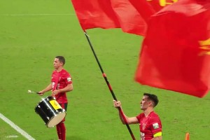 這氣氛讓人羨慕了！成都蓉城球員和球迷全場合唱，相互致敬！