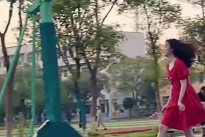 看起來玩得很開心?。⌒〗憬愦┲棺油闲鸵蝗盒∧泻⒋蚯??