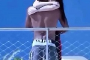 甜蜜橫抱！亞馬爾赤裸上身把女友抱起，女友一臉?gòu)尚唠p腿纏繞??