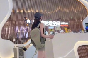 蘇超媛這身材絕了??我承認(rèn)有姿色有身段但衣裝有點(diǎn)奇怪~