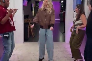 WNBA最美神顏！佩奇領(lǐng)取WNBA最佳新秀獎(jiǎng)杯??