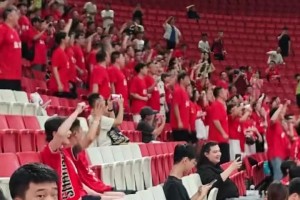 蘇超給力！實(shí)拍：蘇超鹽城啦啦隊(duì)為上海海港亞冠比賽加油助威??