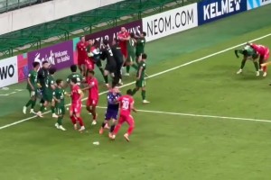 國安球員場邊拳擊戰(zhàn)！國安球迷怒罵：CNM！