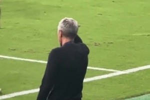 誤傷主帥！恩加德烏解圍擊穿替補(bǔ)席頂棚，塞蒂恩捂頭疑似見血??