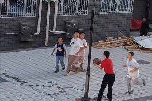這個小區(qū)是不是應該反思一下：為什么孩子打球沒有籃筐？????