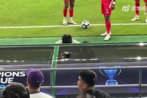 網(wǎng)傳國安丟球后球迷砸向替補(bǔ)席的主教練塞蒂恩，看著已經(jīng)流血了