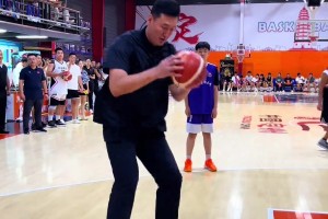 CBA八冠中鋒蘇偉開班授課 教小朋友運球跳步投籃技巧??