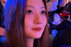 想當(dāng)虎王的女婿！虎王孫軍的女兒現(xiàn)場看老爸打球 顏值太高了吧~