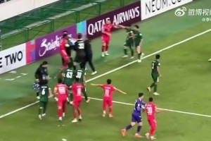 打起來了！國安河內(nèi)爆發(fā)激烈沖突，觀眾朝場內(nèi)扔水瓶