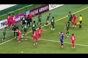 看臺(tái)實(shí)拍國安與河內(nèi)激烈肢體沖突：工體現(xiàn)場響起“NB別走”喊聲