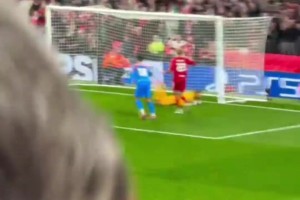 點(diǎn)燃安菲爾德！現(xiàn)場球迷各個(gè)角度拍攝范迪克補(bǔ)時(shí)絕殺！