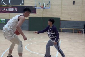 那些覺(jué)得余嘉豪不行的，來(lái)看看普通人跟余嘉豪打球是什么直觀感受