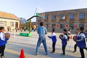 家長：我們交學(xué)費(fèi)讓孩子來幫你撿球的啊????