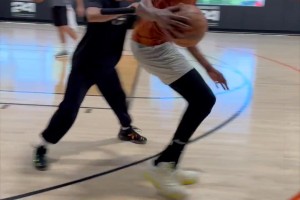 我火硬解靠你了??杜蘭特最新訓(xùn)練視頻：猛練單打！中距離無解！