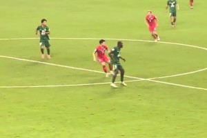 忍無可忍！實(shí)拍：工體現(xiàn)場國安球迷怒罵恩加德烏“不踢滾蛋”