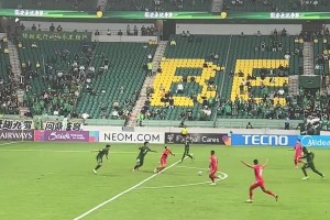 恩加德烏出現(xiàn)低級失誤，隨后球迷表達(dá)了強(qiáng)烈的不滿