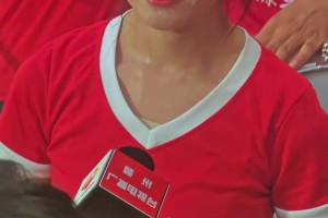 贛超靚麗風(fēng)景線！贛州球迷方陣女啦啦隊(duì)長(zhǎng)真甜到我了??