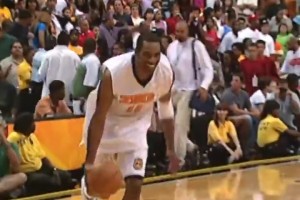 卡特的跨人扣籃，根本碰不到底下的人，更別說(shuō)助力了