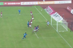 還有這操作！宿遷球員險(xiǎn)些將球扣進(jìn)球門！解說：馬拉多納上帝之手
