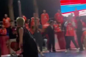 追夢為徐靜雨送出絲滑妙傳！但徐靜雨被鎮(zhèn)守籃下的郭艾倫大帽！