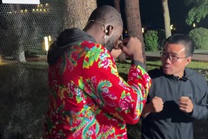 靜雨瘋狂“挑釁”追夢格林?jǐn)[好了拳擊姿勢 結(jié)果認(rèn)慫送上果籃??