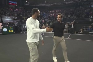 夢(mèng)幻聯(lián)動(dòng)！庫(kù)里與網(wǎng)壇傳奇費(fèi)德勒攜手步入賽場(chǎng)，為拉沃爾杯挑邊~