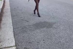 美女配豪車(chē)！杰倫-布朗女友這雙黑絲美腿，給個(gè)80分不過(guò)分吧??