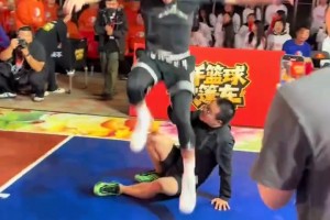 追夢格林連線徐靜雨！結(jié)果鯨魚被郭艾倫無情封蓋+跨欄戲耍??