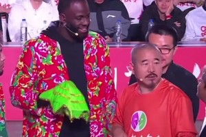 宋小寶、王小利與NBA巨星格林同框，二人現(xiàn)場教格林學(xué)唱二人轉(zhuǎn)！