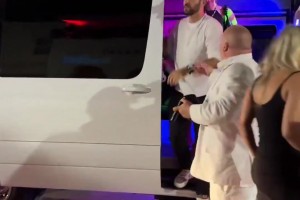 真會玩！鵜鶘墨菲和朋友一同前往夜店放松，下來一車魔鬼身材辣妹??