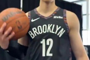 一球成名！名場(chǎng)面：三笘薰面對(duì)利物浦晃過(guò)攝像機(jī)送絕殺！