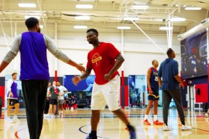 瘦虎！減肥成功的錫安亮相鵜鶘訓練營，暴扣時感覺身體更輕盈了