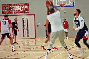 杜蘭特跳投，庫里的伸手只能防到腋下，這令人驚嘆的天賦啊