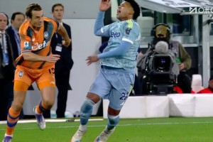 尤文多打一人！德容恩放倒麥肯尼！兩黃變一紅離場！