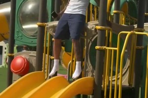 長(zhǎng)不大的孩子王！那不勒斯球員幾周前齊聚內(nèi)雷斯女兒生日會(huì)！