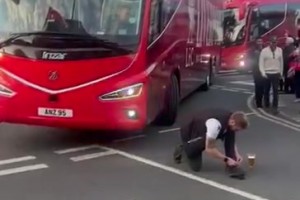 ??水晶宮球迷賽后故意阻攔利物浦大巴，只為唱“你們是坨屎”